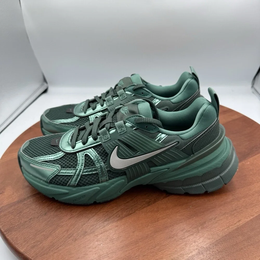 Nike V2K Run Bicoastal Metallic Silver Sneaker Womens Size 8 HF5050-361 Athletic